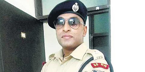 காப்பியடித்த ஐபிஎஸ் அதிகாரியின் நண்பர் கைது