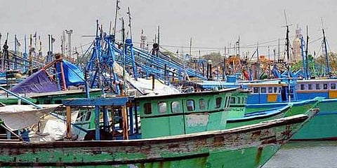 கனமழை எதிரொலி: மீன்பிடி தொழில் முடக்கம்