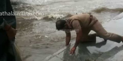 கொட்டும் மழையில் நெகிழவைத்த காவல்துறையினர்
