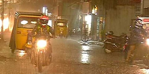 ராயப்பேட்டையில் தேங்கியுள்ள மழை நீரால் மக்கள் அவதி