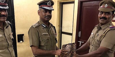 குப்பைகளை கையால் அப்புறப்படுத்திய காவல் ஆய்வாளர் வீரக்குமாருக்கு கமிஷ்னர் பாராட்டு