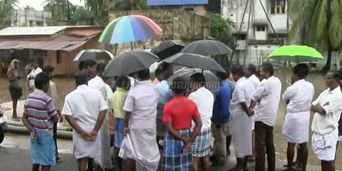 அதிமுக எம்எல்ஏவை முற்றுகையிட்ட மீனவர்கள்