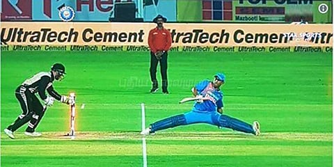 தோனி செய்த ஜிம்னாஸ்டிக்: சமூகவலைதளத்தில் வைரலாகும் படம்