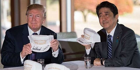 ட்ரம்புக்கு தொப்பிகளை பரிசளித்த ஜப்பான் பிரதமர்