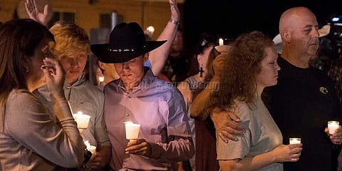 அமெரிக்க தேவாலயத்தில் கொல்லப்பட்ட 27 பேருக்காக கண்ணீருடன் மக்கள் அஞ்சலி