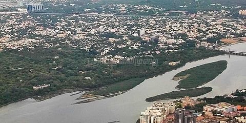 அடையாற்றில் ஆக்கிரமிப்புகளை அனுமதித்தது ஏன்? உயர் நீதிமன்ற கேள்வி