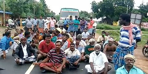 புதிய வகுப்பறை கட்டடங்களில் நீர்க்கசிவு: பொதுமக்கள் சாலைமறியல்