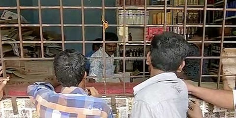 அரசின் பசுமை வீட்டில் டாஸ்மாக் கடை: மக்கள் அதிர்ச்சி