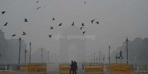 டெல்லியில் கடும் பனிமூட்டம் : வாகன ஓட்டிகள் அவதி