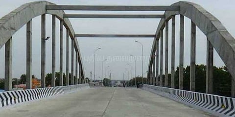 புதிய தலைமுறை செய்தி எதிரொலி: விரிசலான பாலத்தை பார்வையிட்டார் ஆட்சியர்