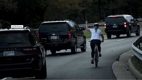 டிரம்ப் வாகனம் நோக்கி நடுவிரலை காட்டிய பெண் பணி நீக்கம்!