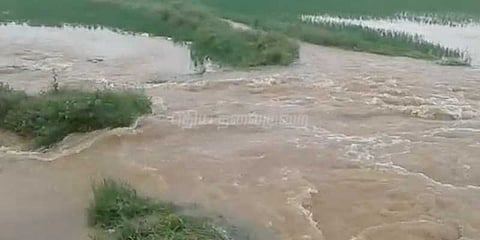 பெரியபாளையம் அருகே ஏரி உடைந்தது: அச்சத்தில் கிராம மக்கள்