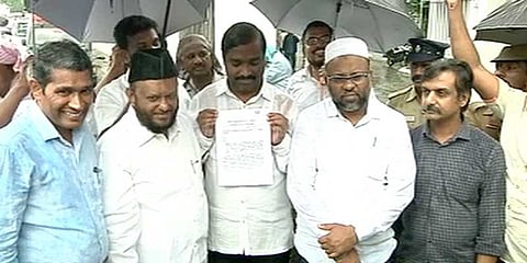 சமூக ஆர்வலர்கள் மீது காவல்துறை பொய் வழக்கு: வேல்முருகன் டிஜிபியிடம் புகார்