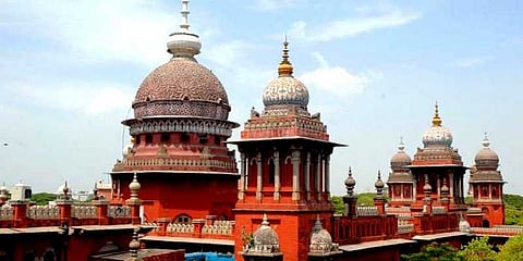 சிவாஜி சிலையில் இருந்து கருணாநிதி பெயர் அகற்றம்: தமிழக அரசு பதிலளிக்க உத்தரவு