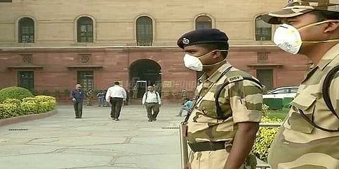 காற்று மாசால் தவிக்கும் டெல்லி: சுவாசக் கவசங்களுடன் பணிபுரியும் வீரர்கள்