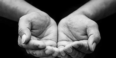 பணமதிப்பிழப்பு நடவடிக்கைக்கு எதிராக பிச்சை எடுக்கும் போராட்டம்