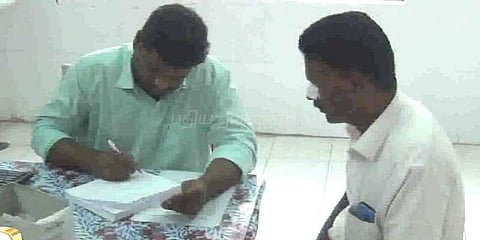 உதவி ஆய்வாளரை மூக்கில் குத்திய காவல் ஆய்வாளர்