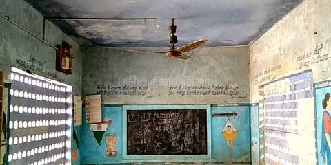 அடிக்கடி பெயர்ந்து விழும் பள்ளி மேற்கூரை: அச்சத்துடன் பாடம் படிக்கும் மாணவர்கள்..!