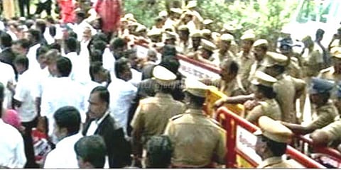 வழக்கறிஞர் மீது தாக்குதல்: காவல்துறையை கண்டித்து போராட்டம்