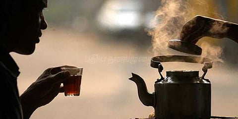 தேநீர் கடைக்குள் புகுந்தது பள்ளி வாகனம்: ஓட்டுனர் உயிரிழப்பு