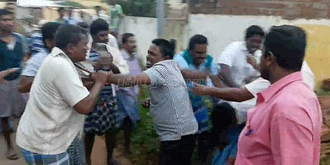 காவிரியில் மணல் திருட்டு: ஓட்டுநர்கள் மீது கிராம மக்கள் தாக்குதல்