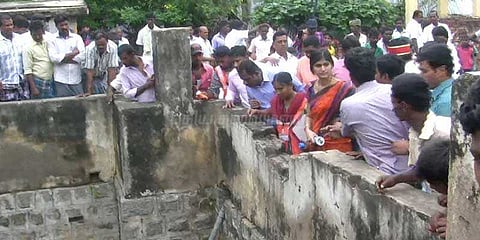 சேலம் ஆட்சியரை முற்றுகையிட்ட மக்கள்