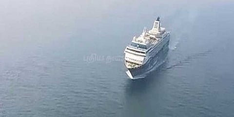 நடுக்கடலில் பயணிக்கு மாரடைப்பு:  ஹெலிகாப்டர் மூலம் மீட்பு