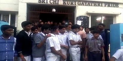 எவ்வளவு நேரம் படிப்பது, எங்களை தூங்க விடுங்கள்: போராட்டத்தில் குதித்த மாணவர்கள்