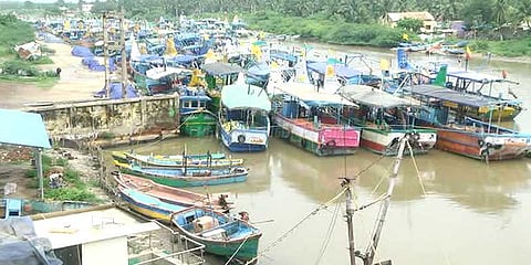 சீறிய கடலால் சிதறிய வீடுகள்: அச்சத்தில் மக்கள்!