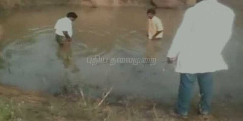 இளைஞர்களை நீரில் மூழ்கடித்து கொடுமைப்படுத்திய பாஜக தலைவர்: வைரலாகும் வீடியோ