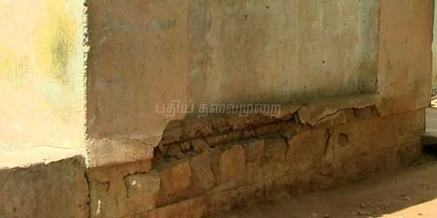 ஆபத்தான நிலையில் அரசுப் பள்ளி கட்டடம்: பொதுமக்கள் அச்சம்