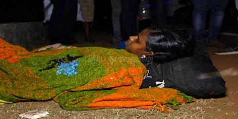 ஒடிசாவில் சாலையிலேயே நடந்த பிரசவம்