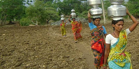 தண்ணீருக்காக 4 கி.மீ நடந்து செல்லும் இருளர் பெண்கள்