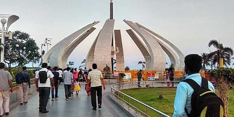 சமாதிகளை மெரினாவிலிருந்து அகற்ற கோரிய வழக்கு: அரசு பதிலளிக்க உத்தரவு