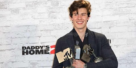 வண்ணமயமாக நடந்த எம்டிவி விருது நிகழ்ச்சி: 3 விருதுகளை அள்ளினார் மெண்டஸ்