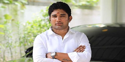 விவேக் ஜெயராமனின் பின்னணி என்ன?