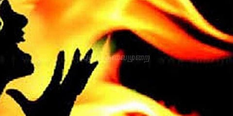 ஒருதலைக் காதலால் இளம்பெண் எரித்துக் கொலை