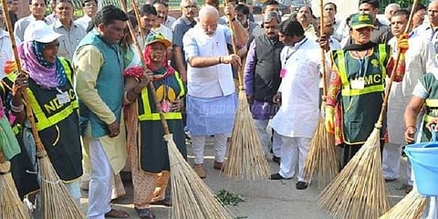 மனிதக் கழிவுகளை மனிதனே அகற்றும் கொடுமை: தூய்மை இந்தியா திட்டத்தை நிராகரித்த ஐநா