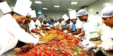 கிறிஸ்துமஸ் பண்டிகைக்காக பிரம்மாண்ட கேக் செய்யும் பணிகள் ஆரம்பம்