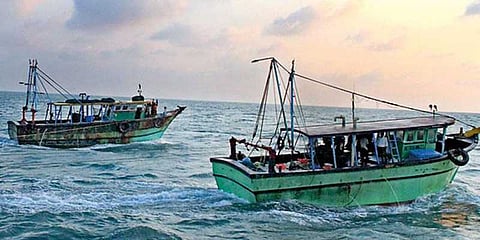 ராட்சத அலையில் சிக்கிய மீனவர்: தேடும் பணிகள் தீவிரம்