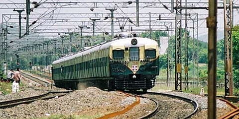 ஓடும் ரயிலில் கத்தியை காட்டி கொள்ளை: பயணிகள் அதிர்ச்சி