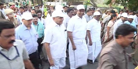 குப்பைகளை அள்ளி தூய்மைப் பணியில் ஈடுபட்ட தமிழக ஆளுநர்