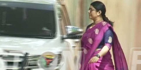 வருமான வரித்துறை அலுவலகத்தில் கிருஷ்ண பிரியா ஆஜர்