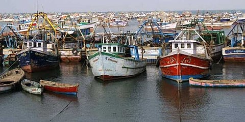 தமிழக மீனவர்கள் 10 பேர் கைது: இலங்கை கடற்படை அட்டூழியம்