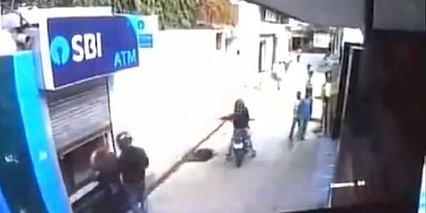 துப்பாக்கி தோட்டா துளைத்தும் ஏடிஎம் கொள்ளையை தடுத்த காவலாளி