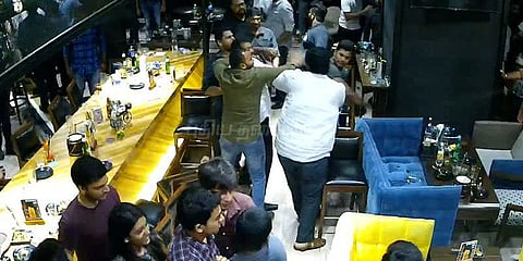 நட்சத்திர ஓட்டலில் கருணாஸ் நண்பர்கள் மோதல்: ஒருவர் கைது