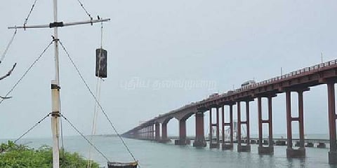 பாம்பனில் புயல் எச்சரிக்கை கூண்டு