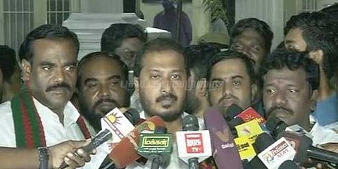 கருணாநிதியுடன் அதிமுக ஆதரவு எம்.எல்.ஏ.க்கள் சந்திப்பு