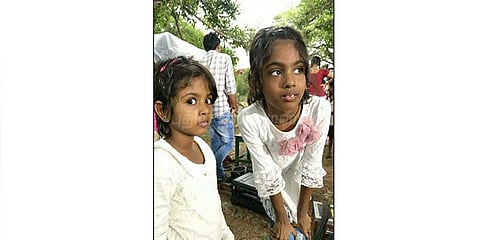 குழந்தைகளை விட்டுவிட்டு கடத்தல் கும்பல் ஓட்டம்