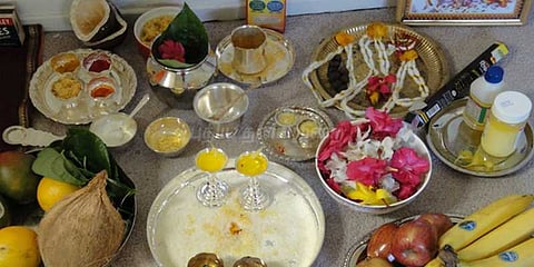 கடலூரில் பூஜை பொருட்கள் விற்பனை அதிகரிப்பு